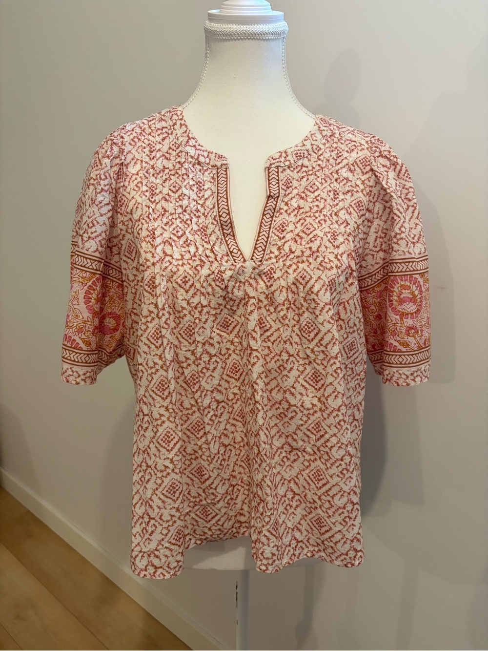XiRENA Pink Patterned Split V-Neck Blouse